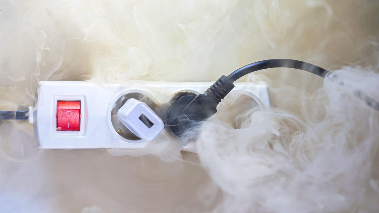 Czy wyjmować ładowarkę z gniazdka? Raz na zawsze rozwiewamy wątpliwości