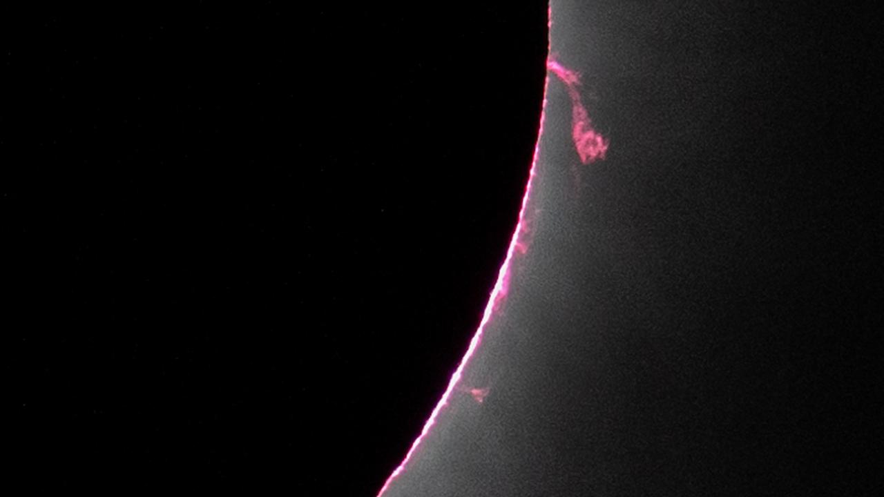 Tajemnicze zjawisko podczas zaćmienia. NASA dostrzegła “różowe płomienie”