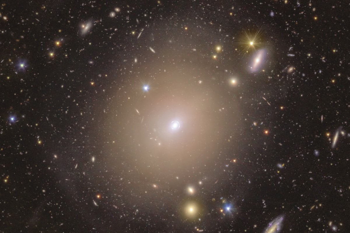 Idealny „pierścień Einsteina” na zdjęciu. To jeden z najrzadszych obiektów