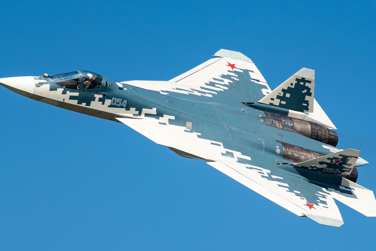 Niezwykłe wideo. F-35 i Su-57 spotkały się na jednym lotnisku