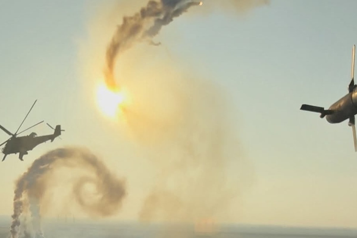 Taktyka z II wojny światowej wraca w nowym wydaniu. Mi-24 strącają drony działkami