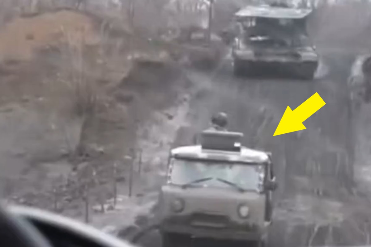 Rosyjska kolumna „pancerna” na wideo. Jeden czołg i cztery samochody cywilne