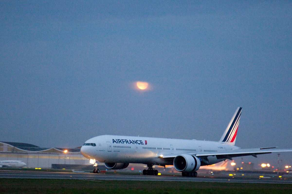 Pasażer zgubił telefona na pokładzie samolotu. Maszyna została zawrócona