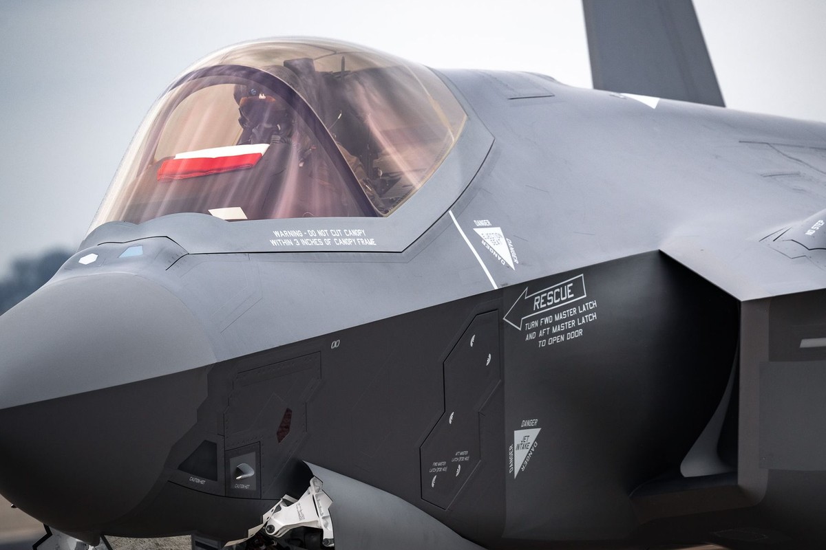 Historyczny moment. Myśliwiec F-35 z biało-czerwonymi barwami