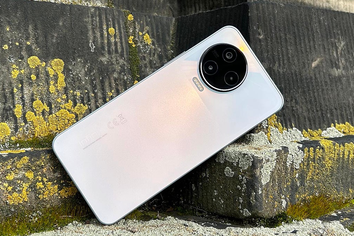 Ten producent chce ładować telefony energią słoneczną. Pokazał koncept