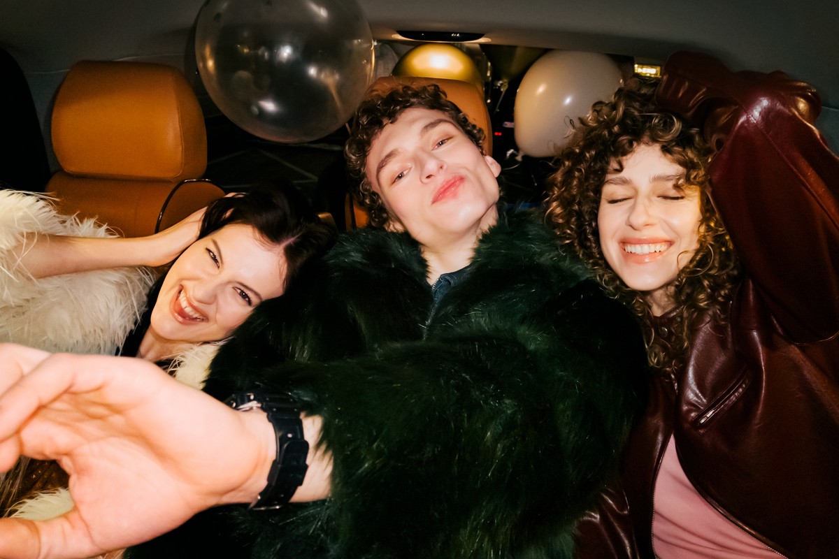 Nie będziesz mógł oderwać wzroku. Ten stylowy party phone zaskoczy cię niejeden raz