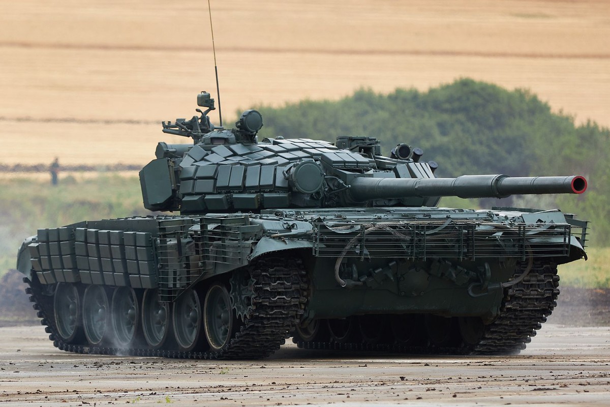 Rosyjskie czołgi i pojazdy opancerzone znikają z frontu. „Są dwa scenariusze”