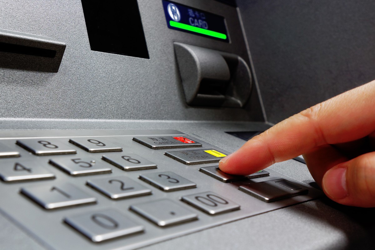 Odwrócony kod pin w bankomacie. Mit czy prawda? Wyjaśniamy