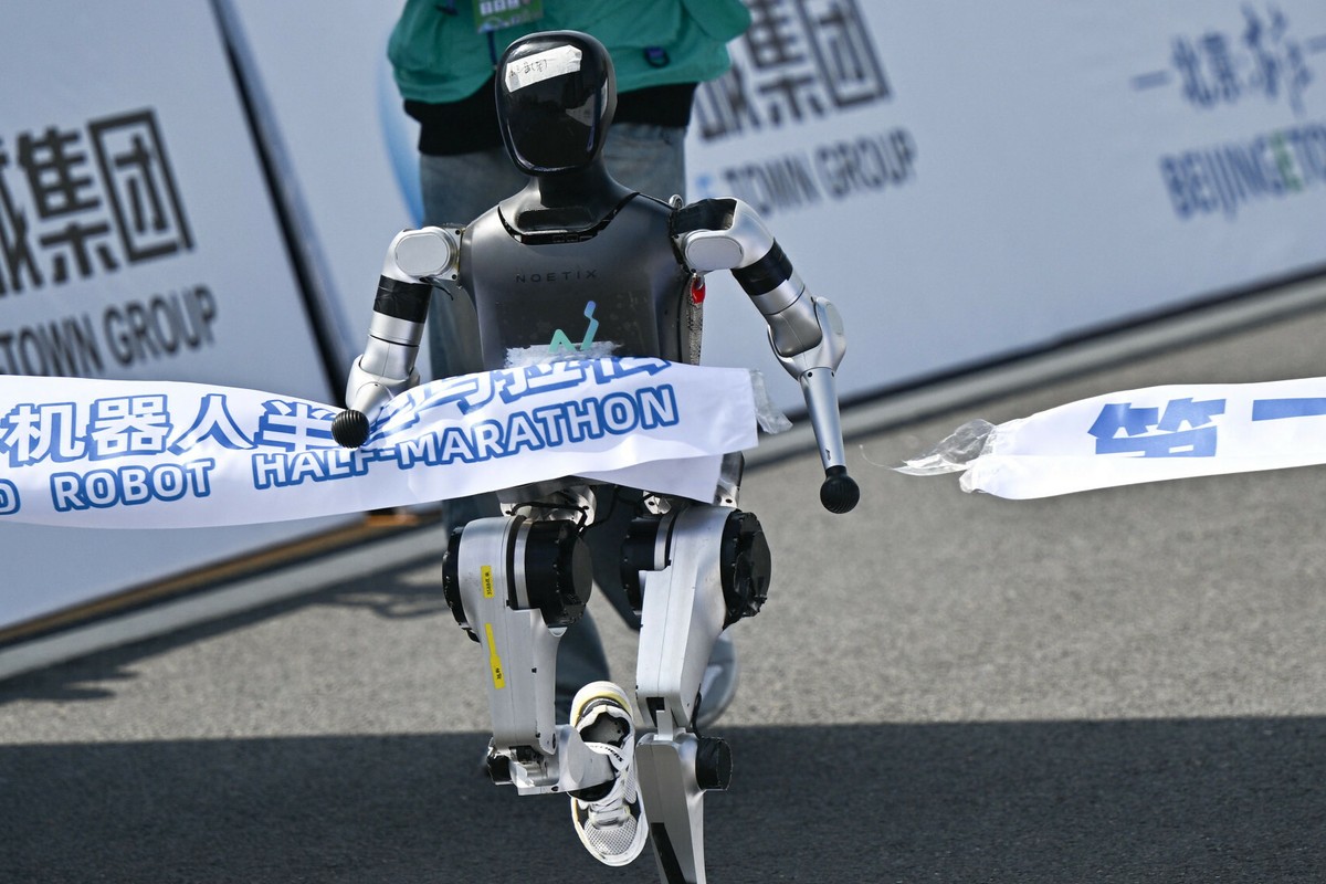 Chińskie roboty biegną półmaraton z ludźmi. „To kampania PR-owa Chin”