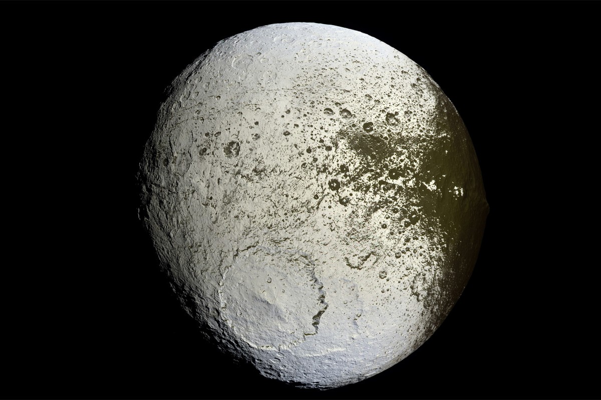 Najdziwniejszy księżyc Układu Słonecznego. Jego tajemnicę odkryto po 300 latach