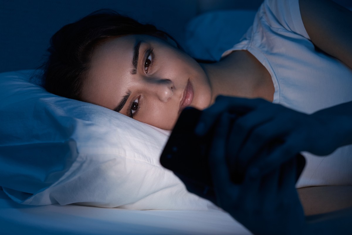 Ekrany w łóżku. Nawyk, który rujnuje nasz sen i zdrowie