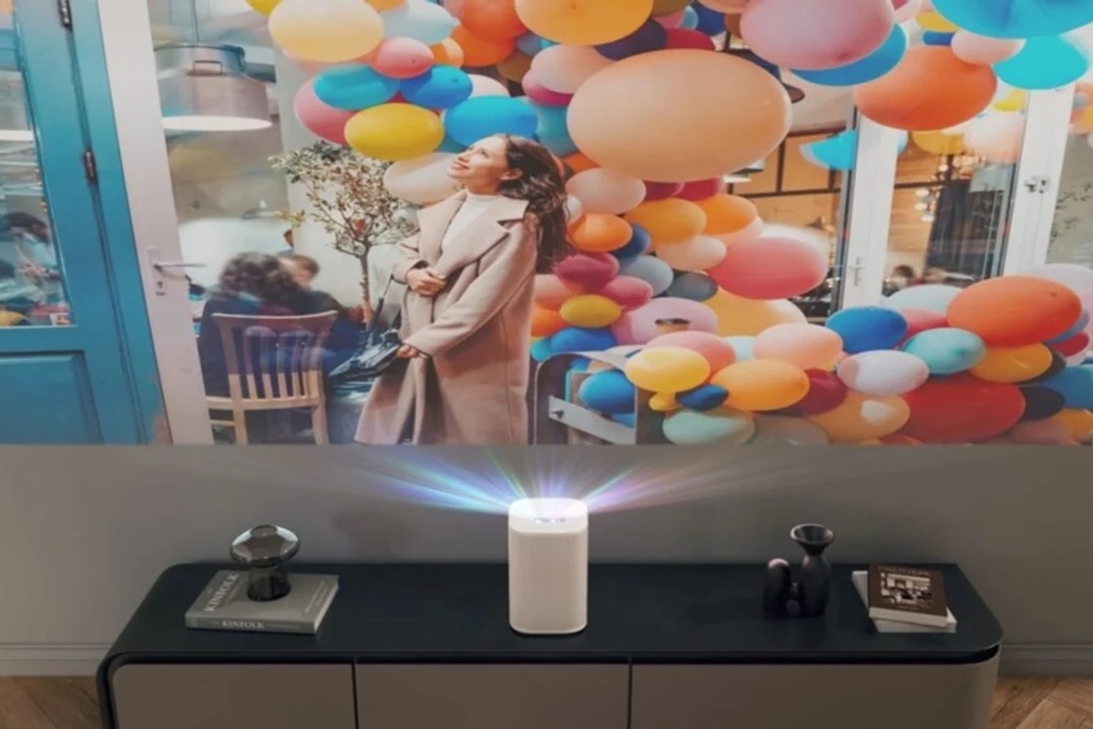To nowy projektor multimedialny od Samsunga. Umożliwia sterowaniem gestami