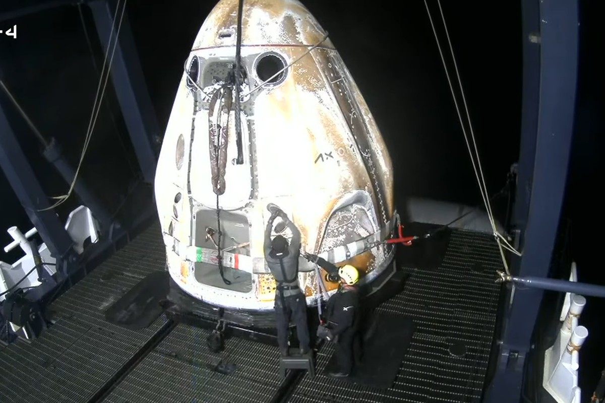 Sławosz Uznański-Wiśniewski wylądował. Kapsuła zaliczyła „wodowanie” na Pacyfiku